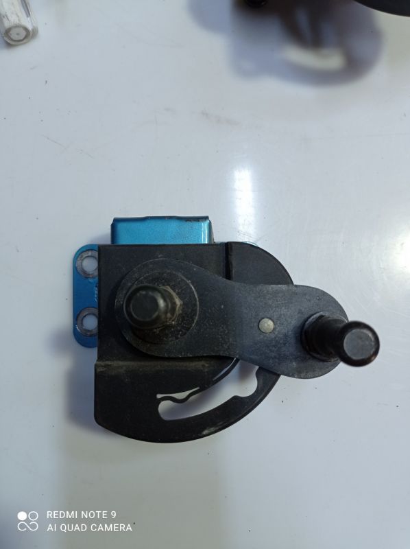 Кронштейн фіксації спинки задніх сидінь Ford Ka 97kgb667k02af 1997-2008 р.в. Форд Ка