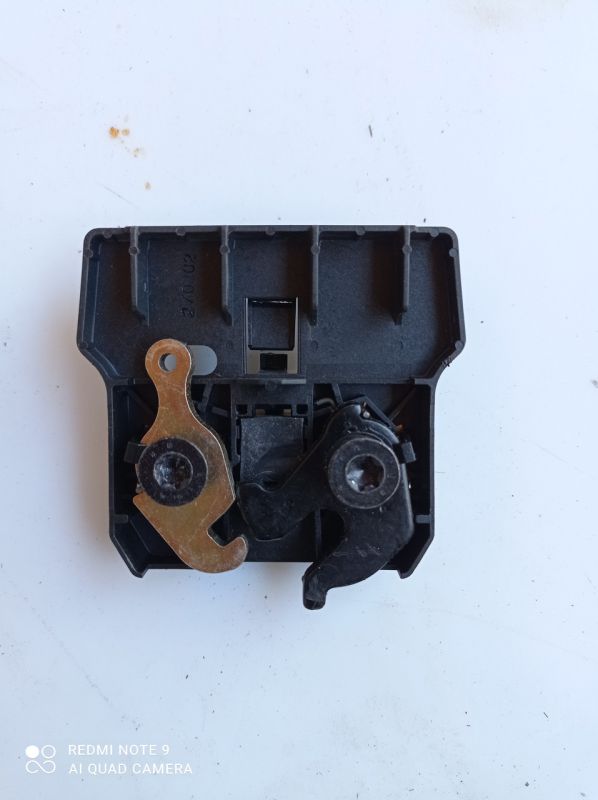 Замок фиксатор заднего сиденья Opel Zafira А, 24420229 D, Опель Зафира А