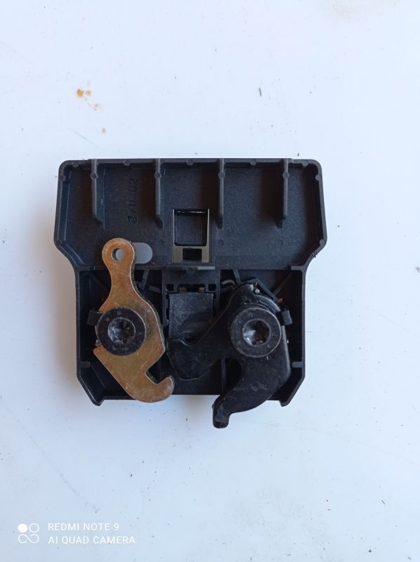 Замок фиксатор заднего сиденья Opel Zafira А, 24420229 D, Опель Зафира А