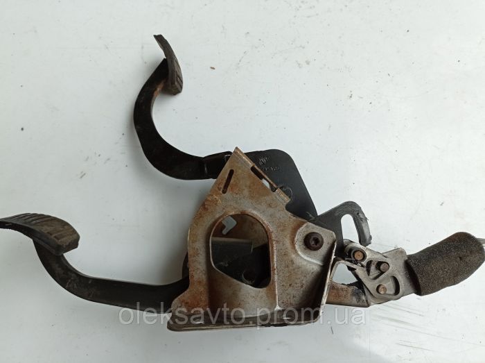 Блок крепления педалей Ford Focus 1 1.6 бензин, 1998 – 2007г.в., 98AB2450