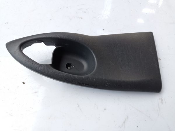 Накладка на ручку задней правой двери Ford Focus 1 1.6 бензин, 1998 – 2007г.в., 98ABA266A20