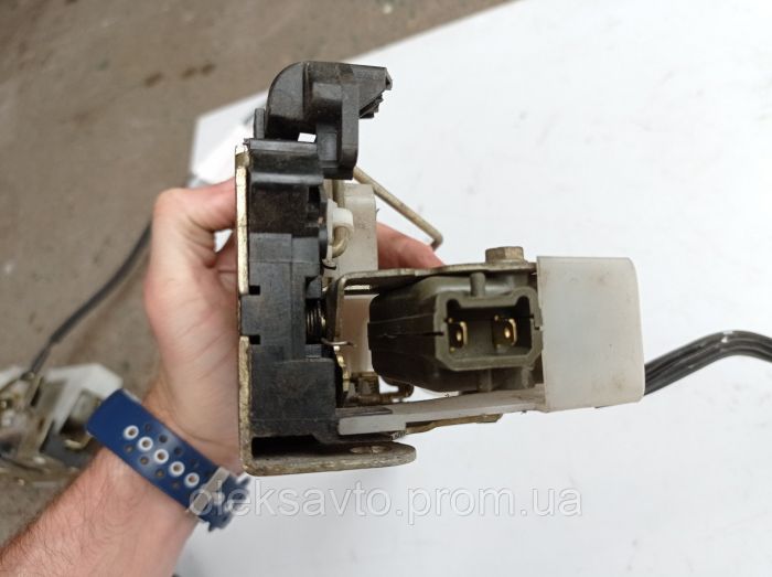 Дверной замок передний правый Renault Clio 2, Рено Клио 2
