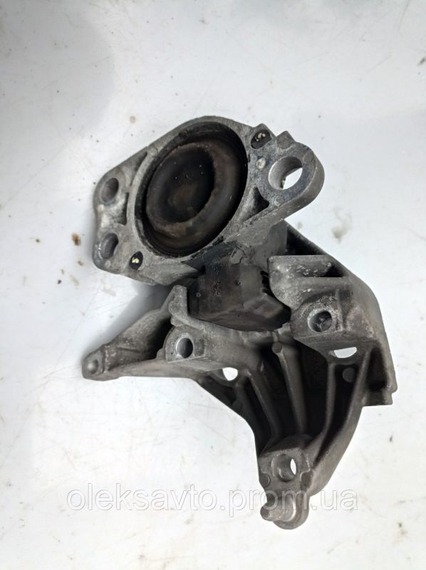 Подушка опора двигателя правая 1.5 Dci Renault Clio 2, Рено Клио 2, 8200267625