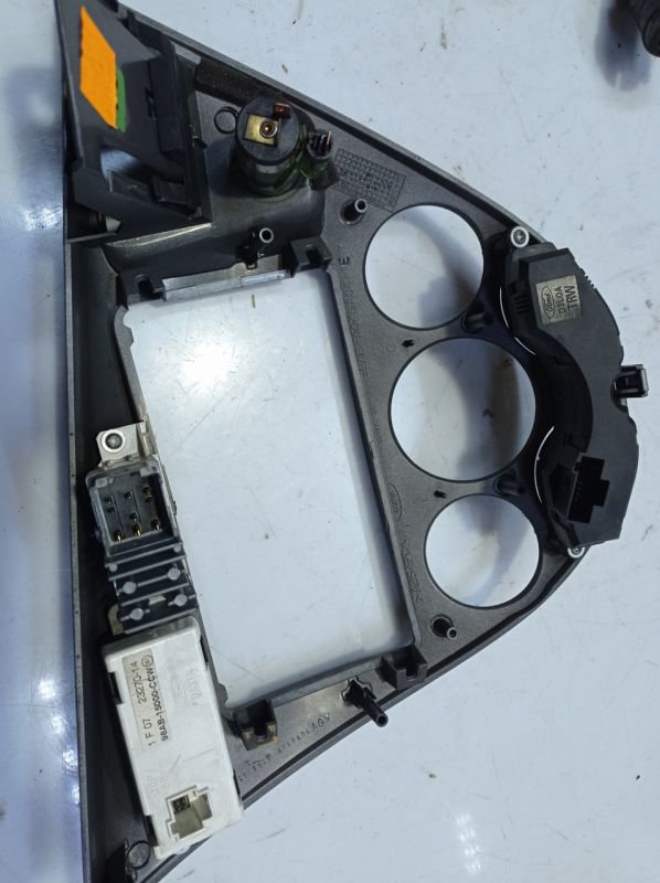 Центральная накладка консоли Ford Focus 1, Форд Фокус, 98ABA046A04AE
