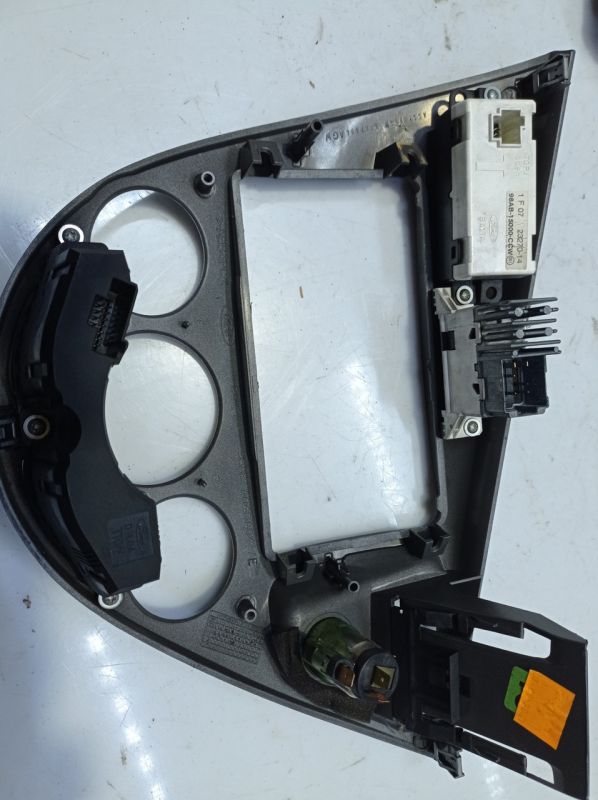Центральная накладка консоли Ford Focus 1, Форд Фокус, 98ABA046A04AE