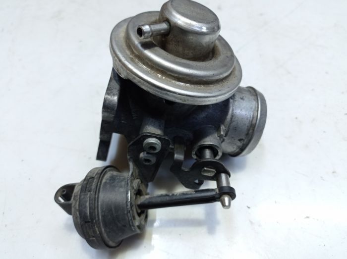 Клапан EGR рециркуляции газов 1.4 диз VW Volkswagen Lupo, 038129637