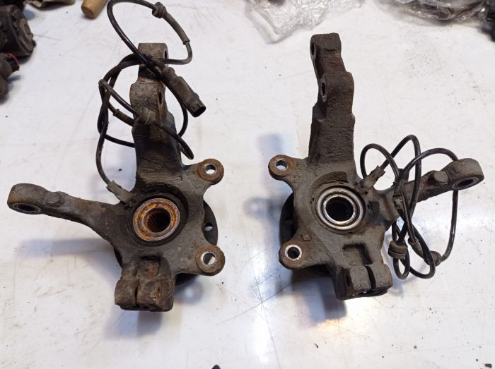 Поворотний кулак правий Nissan Micra K12, Нісан Мікра К12