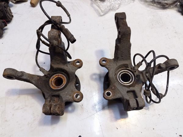 Поворотный кулак левый Nissan Micra K12, Нисан Микра К12