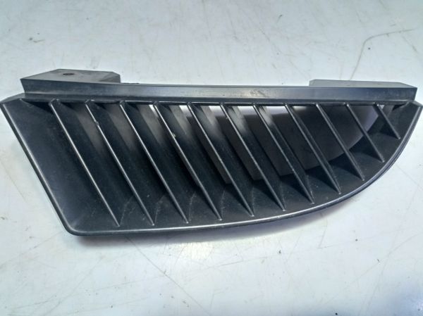 Решетка радиатора левая Mitsubishi Colt 6 (Z30), Митсубиси Кольт, MN127773