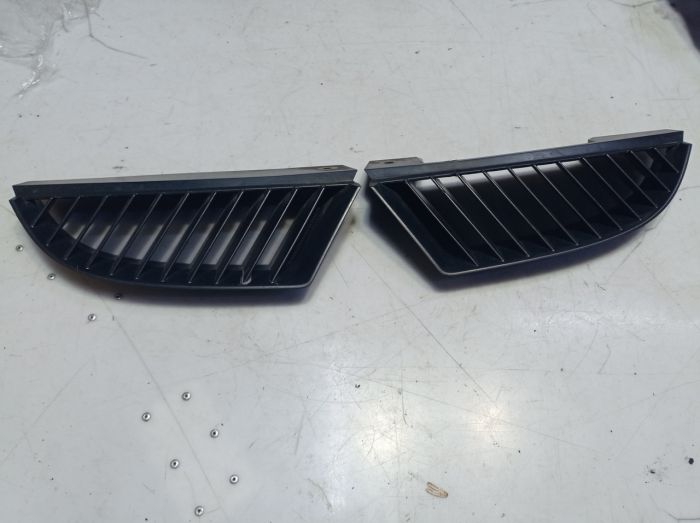 Решітка радіатора ліва Mitsubishi Colt 6 (Z30), Мітсубісі Кольт, MN127773