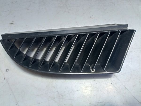 Решетка радиатора правая Mitsubishi Colt 6 (Z30), Митсубиси Кольт, MN127774