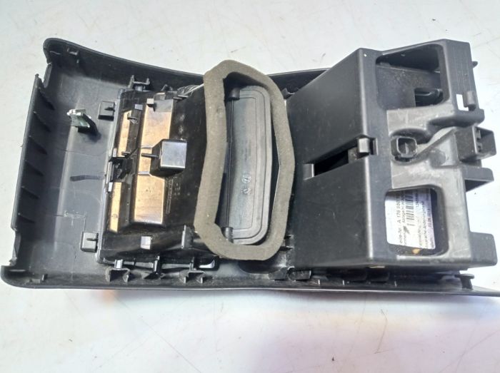 Накладка центральной консоли задняя Mercedes-Benz CLA 250, Мерседес, A1766801050