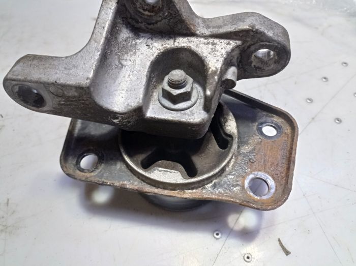 Подушка двигателя левая Mitsubishi Colt 6 (Z30), 1.1 бензин,, Митсубиси Кольт, MR961613, MR961611