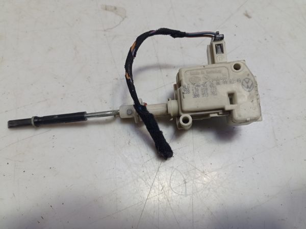 Замок открытия лючка бензобака Volkswagen Bora, Фольксваген Бора, 1J0810773