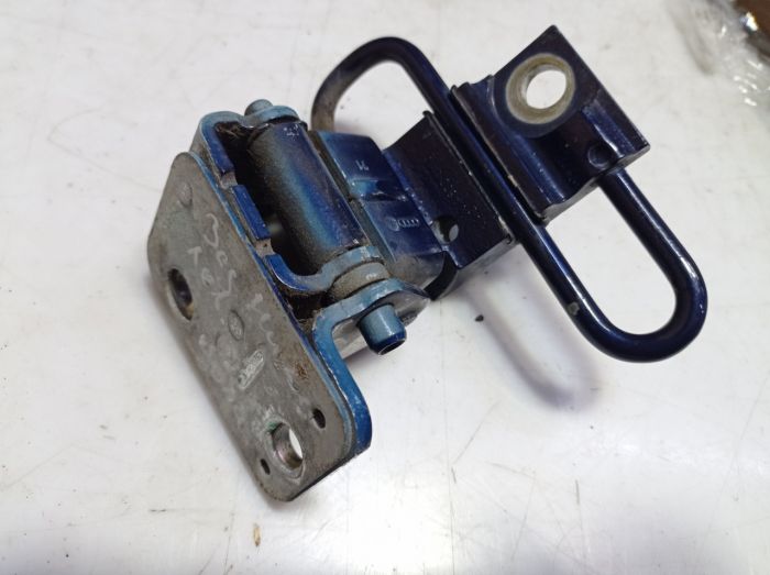 Петля задней левой двери нижняя Volkswagen Bora, Фольксваген Бора, 1J4833411C