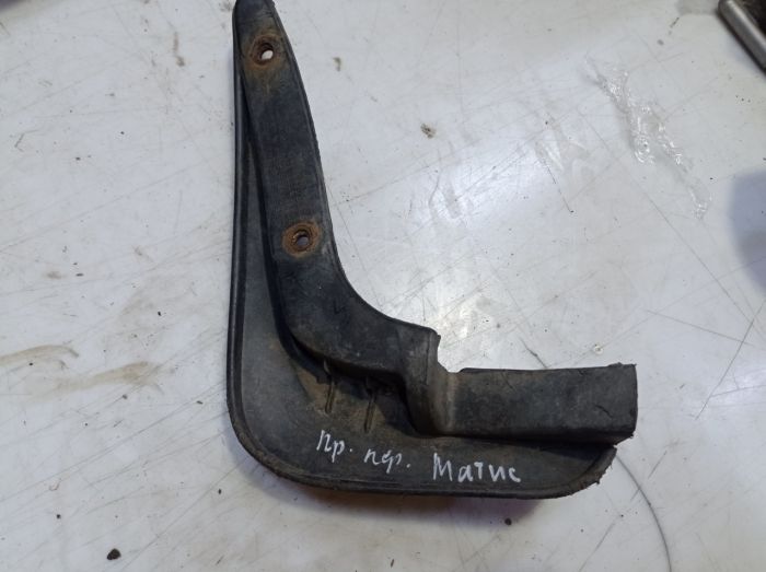 Брызговик передний правый Daewoo Matiz M100, 1998 - 2000 г.в., 0.8л., Деу Матиз