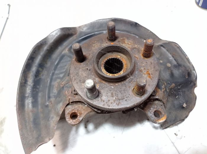 Ступица левая передняя Toyota Avensis Т22, 1998 - 2003 г.в., Тайота Авенсис