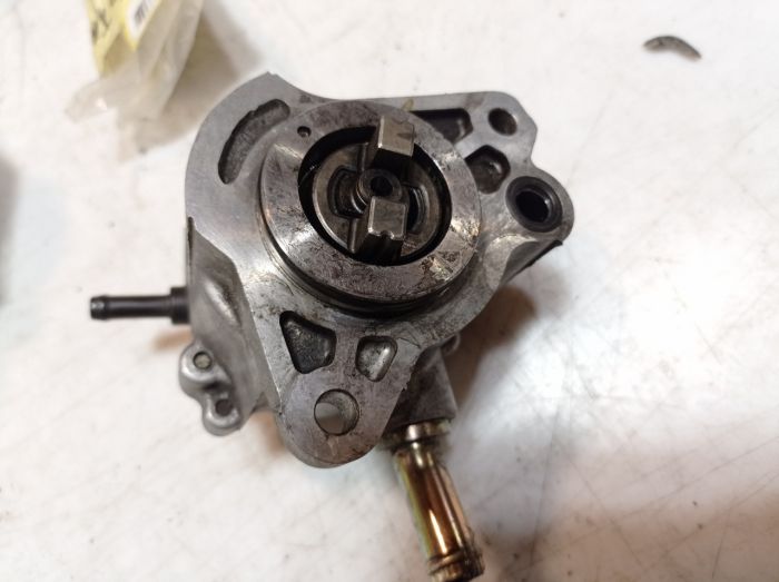 Вакуумный насос Toyota Avensis Т22, 1998 - 2003 г.в., 2.0 D-4D, Тайота Авенсис, 29300-27010