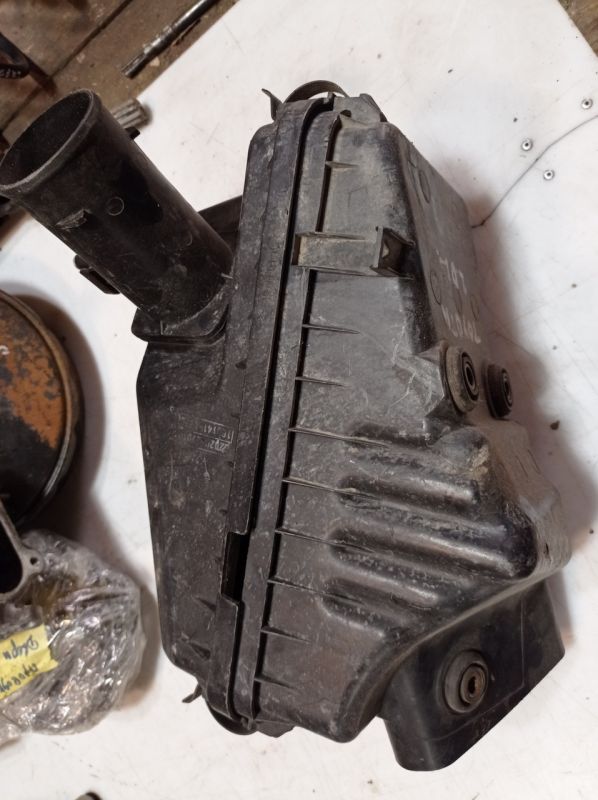 Корпус воздушного фильтра Toyota Avensis Т22, 1998 - 2003 г.в., 2.0 D-4D, Тайота Авенсис, 17701-27140