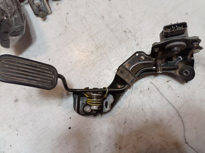Педаль газа Toyota Avensis Т22, 1998 - 2003 г.в., 2.0 D-4D, Тайота Авенсис