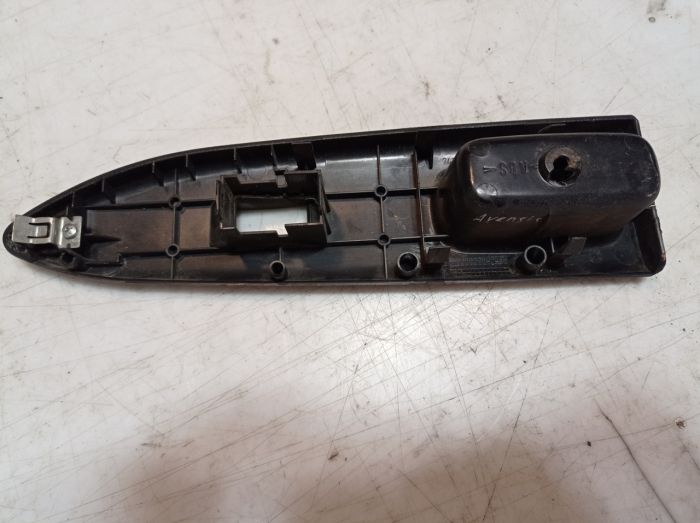 Накладка правой двери Toyota Avensis Т22, 1998 - 2003 г.в., 2.0 D-4D, Тайота Авенсис, 74231-05050