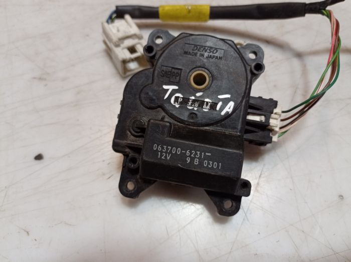 Привод заслонки печки Toyota Avensis Т22 1998 - 2003 г.в., 0637006231