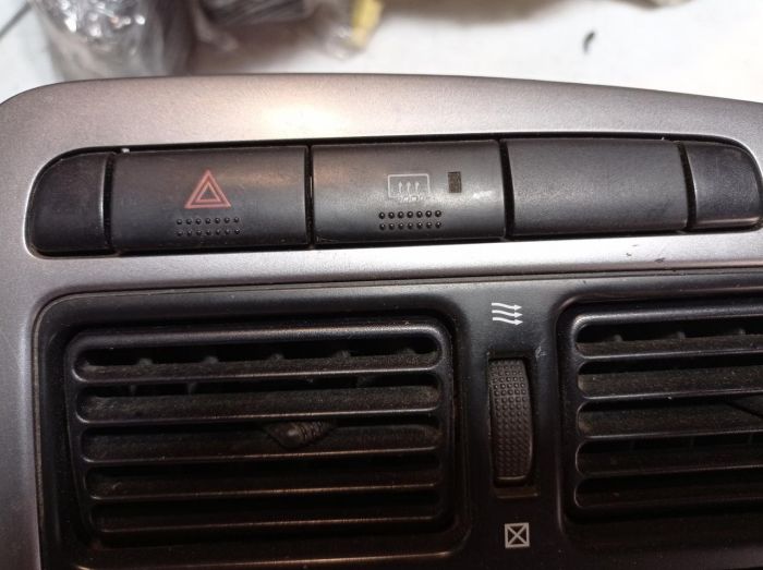 Кнопка аварийной сигнализации Toyota Avensis Т22, 1998 - 2003 г.в., 2.0 D-4D, Тайота Авенсис, Т22, 8433220410