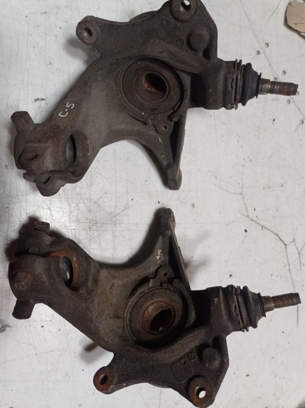 Цапфа, поворотный кулак левый Citroen C5, 2.0 16V, 2001-2004 г.в., универсал, Ситроен С5