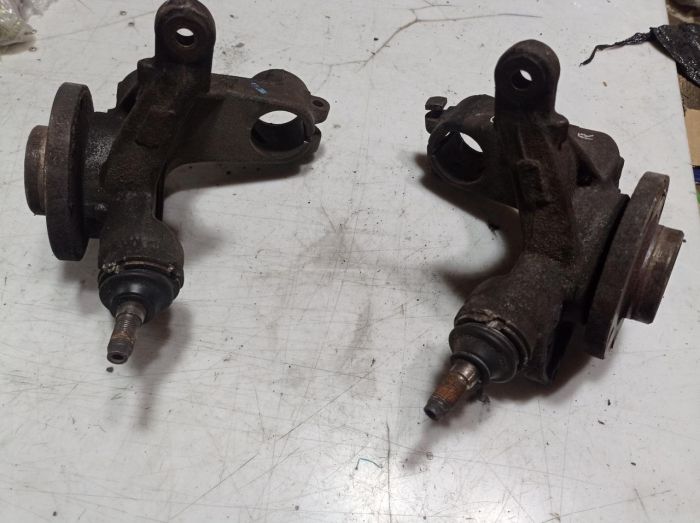 Цапфа, поворотный кулак левый Citroen C5, 2.0 16V, 2001-2004 г.в., универсал, Ситроен С5