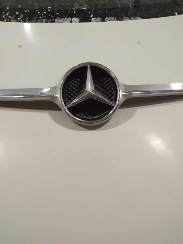 Решётка радиатора накладка эмблема Mercedes-Benz CLA, A0008880060