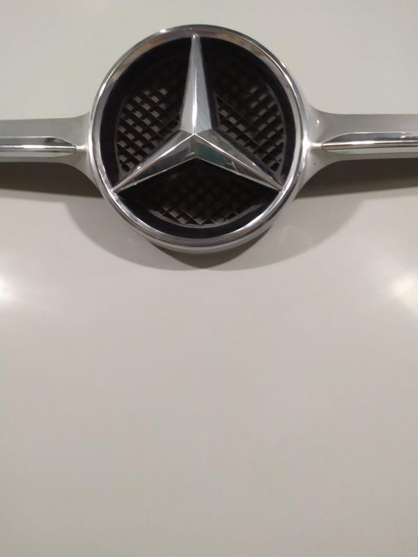 Решётка радиатора накладка эмблема Mercedes-Benz CLA, A0008880060