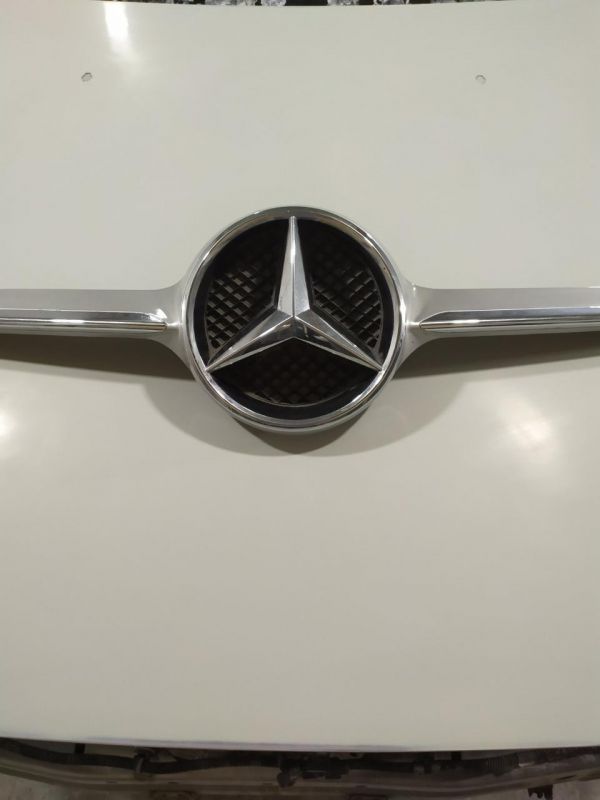 Решётка радиатора накладка эмблема Mercedes-Benz CLA, A0008880060