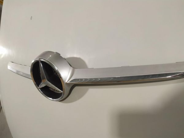 Решётка радиатора накладка эмблема Mercedes-Benz CLA, A0008880060