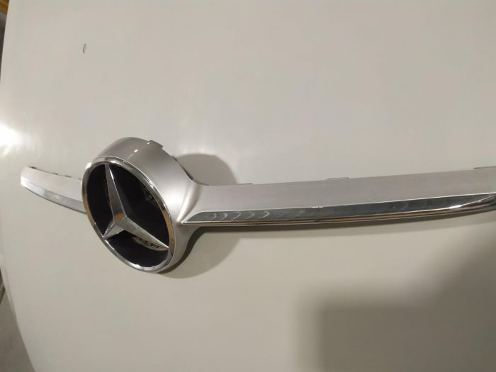 Решётка радиатора накладка эмблема Mercedes-Benz CLA, A0008880060