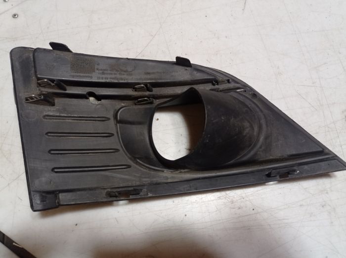 Решётка заглушка противотуманки правая Citroen C4 Picasso, 2007 г.в., 9680404077