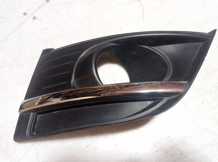 Решётка заглушка противотуманки правая Citroen C4 Picasso, 2007 г.в., 9680404077