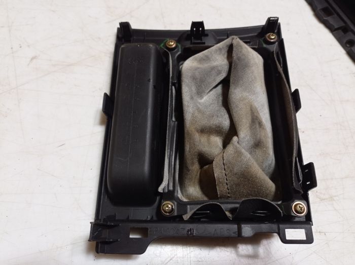Кожух кулисы КПП Mazda 3 BK, 2004 - 2009 г.в., хетчбек, 2.3 бензин, BP4K64334