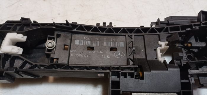 Кронштейн ручки задней левой двери Mercedes-Benz CLA 250, Мерседес CLA 250, A2047602134