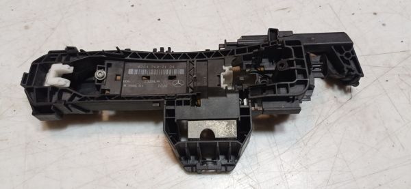 Кронштейн ручки задней левой двери Mercedes-Benz CLA 250, Мерседес CLA 250, A2047602134