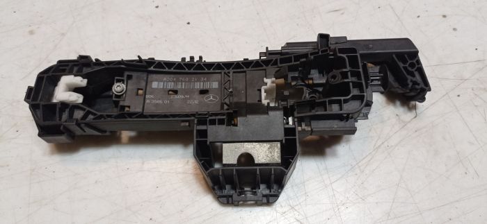 Кронштейн ручки задней левой двери Mercedes-Benz CLA 250, Мерседес CLA 250, A2047602134