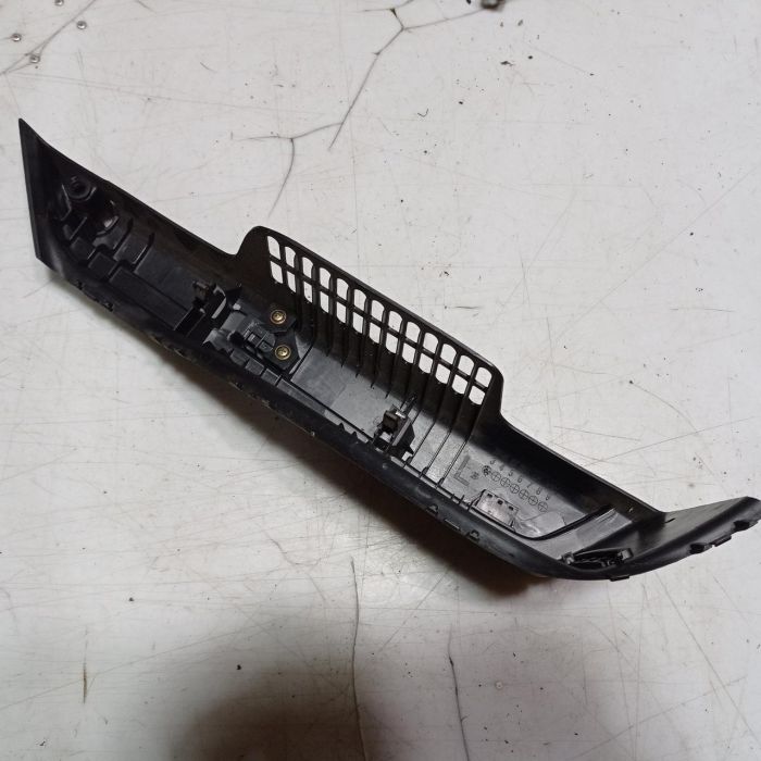 Накладка багажника, кронштейн полки L Mazda 3 BK 2003 - 2009 г.в., хетчбек  2.3, BP4K68861