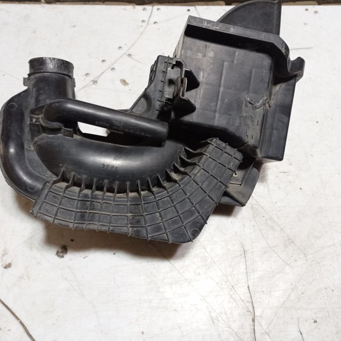 Резонатор воздушного фильтра Mazda 3 BK 2003 - 2009 г.в. хетчбек 2.3