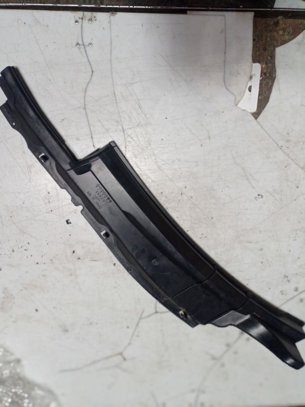 Накладка под лобовое стекло нижняя правая, Жабо Mazda 3 BK 2003 - 2009 г.в. хэтчбек 2.3, BP4K507P1
