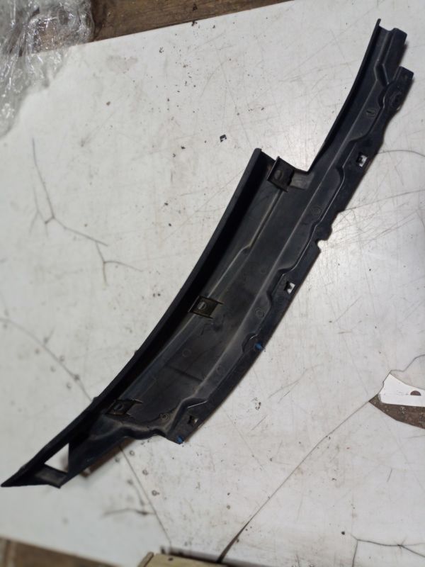 Накладка под лобовое стекло нижняя правая, Жабо Mazda 3 BK 2003 - 2009 г.в. хэтчбек 2.3, BP4K507P1