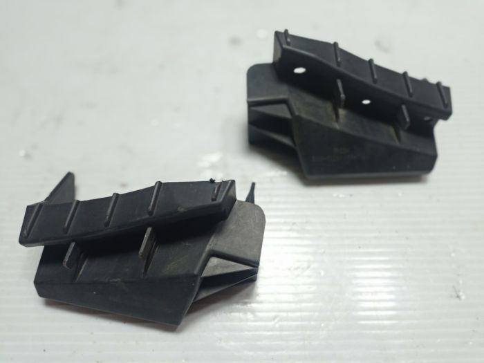 Кронштейн переднего бампера правый Mazda 3 BK, 2003 - 2009 г.в., BN8F-502A1