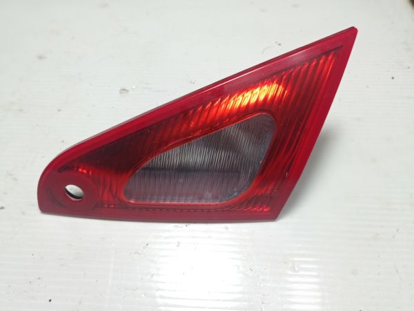 Фонарь задний внутренний правый Mitsubishi Colt 6, 1.1 бензин 2004 - 2008 г.в., 3 двери, MN105622