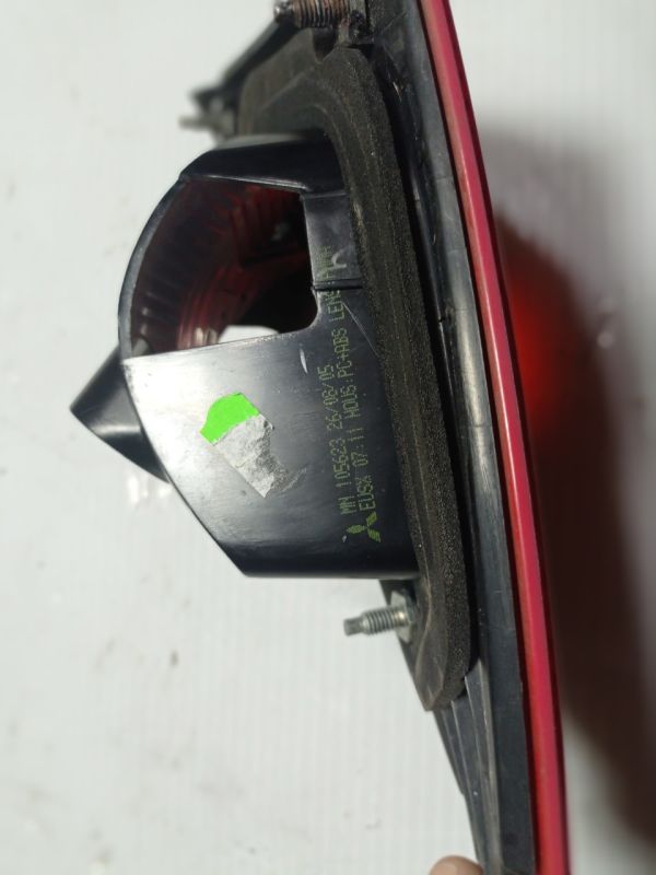 Фонарь задний внутренний левый Mitsubishi Colt 6, 1.1 бензин 2004 - 2008 г.в., 3 двери, MN105623