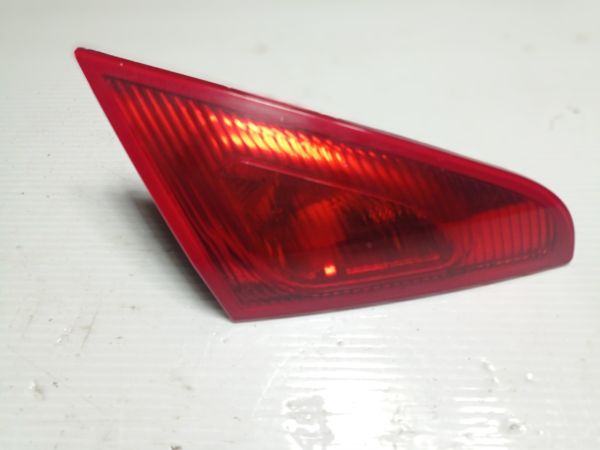 Фонарь задний внутренний левый Mitsubishi Colt 6, 1.1 бензин 2004 - 2008 г.в., 3 двери, MN105623
