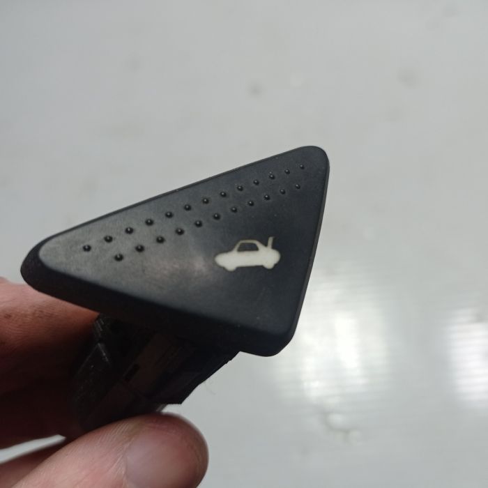 Кнопка открытия багажника Ford Focus, 1.6, 16v, 1998 – 2004 г.в.