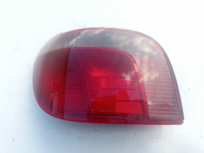 Задний левый фонарь Toyota Yaris 3d 1999 - 2005 г.в